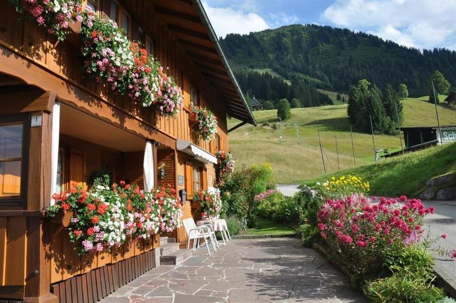 Das Bergfried - Urlaub Zentral Und Ruhig! Apartman Riezlern Kültér fotó