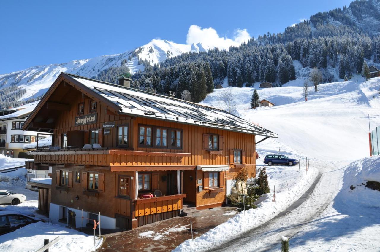 Das Bergfried - Urlaub Zentral Und Ruhig! Apartman Riezlern Kültér fotó