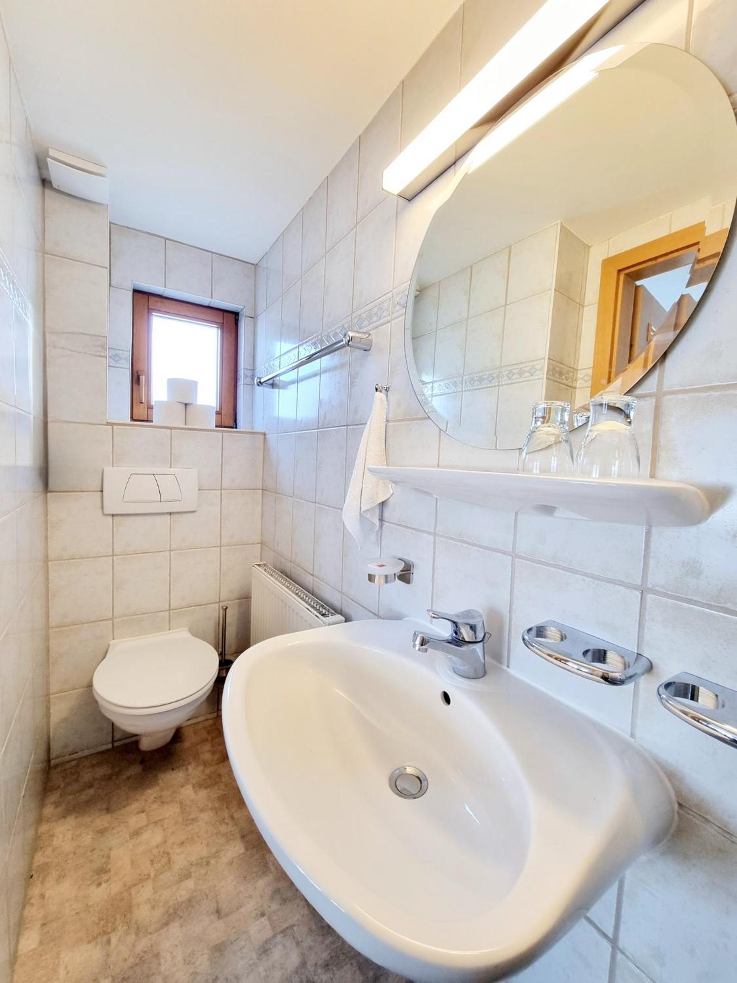Das Bergfried - Urlaub Zentral Und Ruhig! Apartman Riezlern Szoba fotó