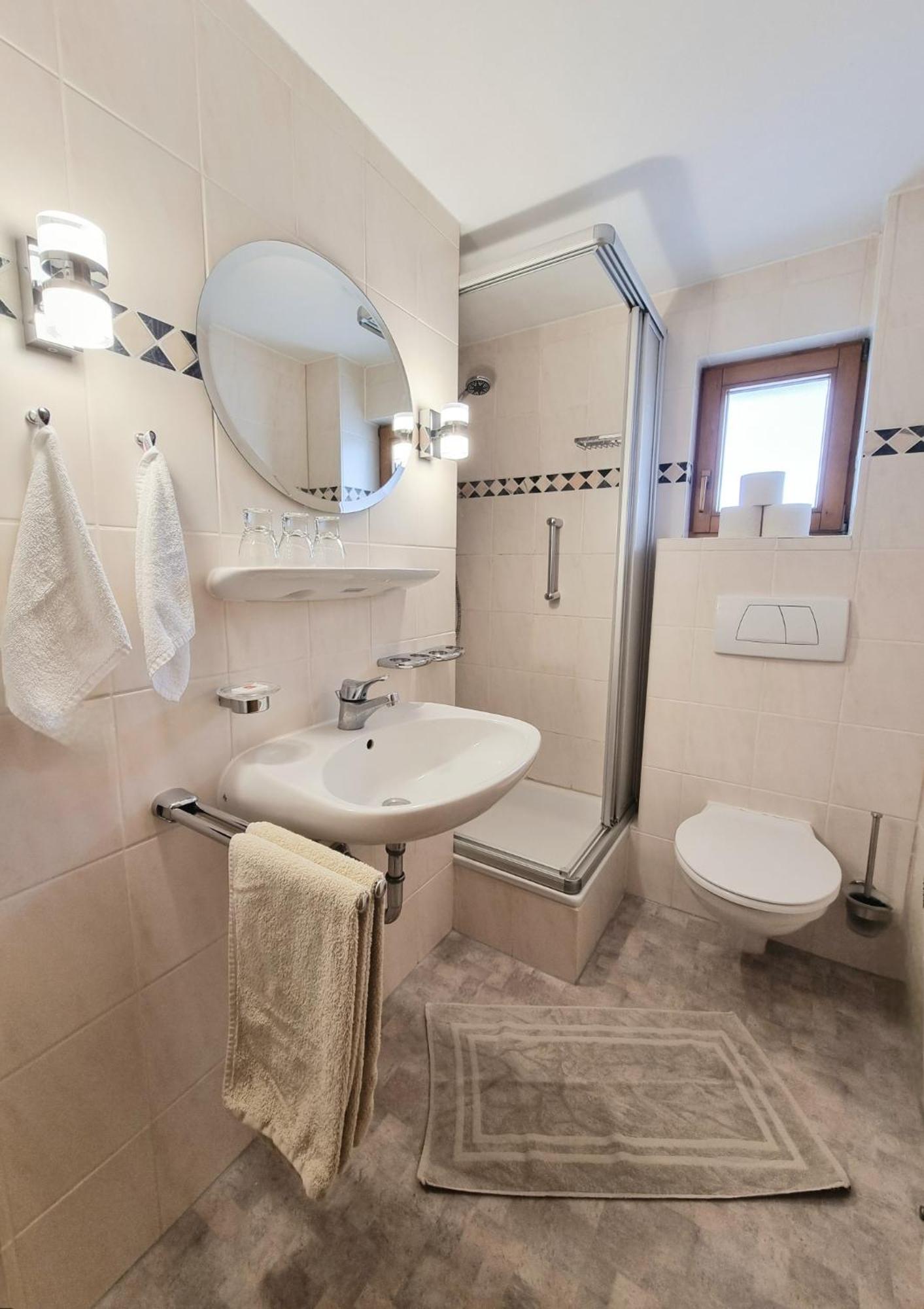 Das Bergfried - Urlaub Zentral Und Ruhig! Apartman Riezlern Szoba fotó